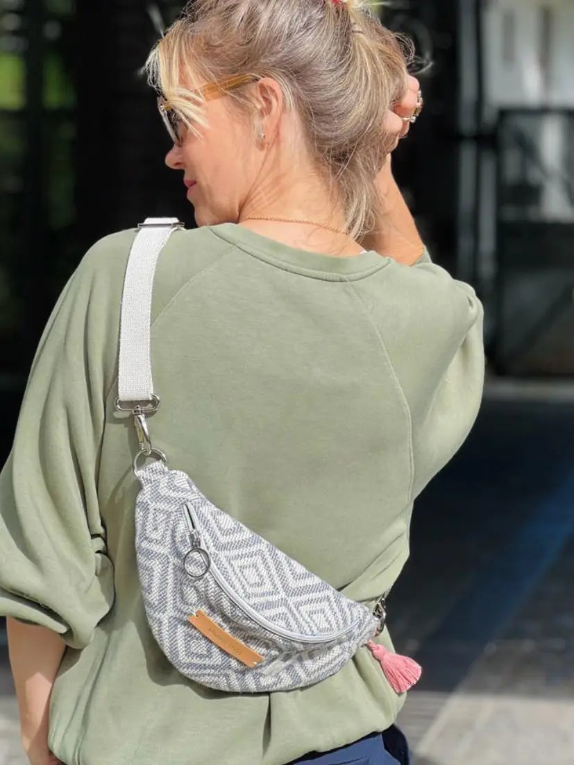 Stylishe Crossbodybag und Bauchtasche von mara mea und Schauspielerin Wolke Hegenbarth