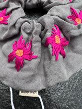 Oversized Scrunchie mara mea x Project Três I Grau mit Blumenstickerei