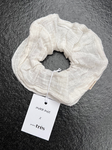 Oversized Scrunchie mara mea x Project Três I Cremeweiß