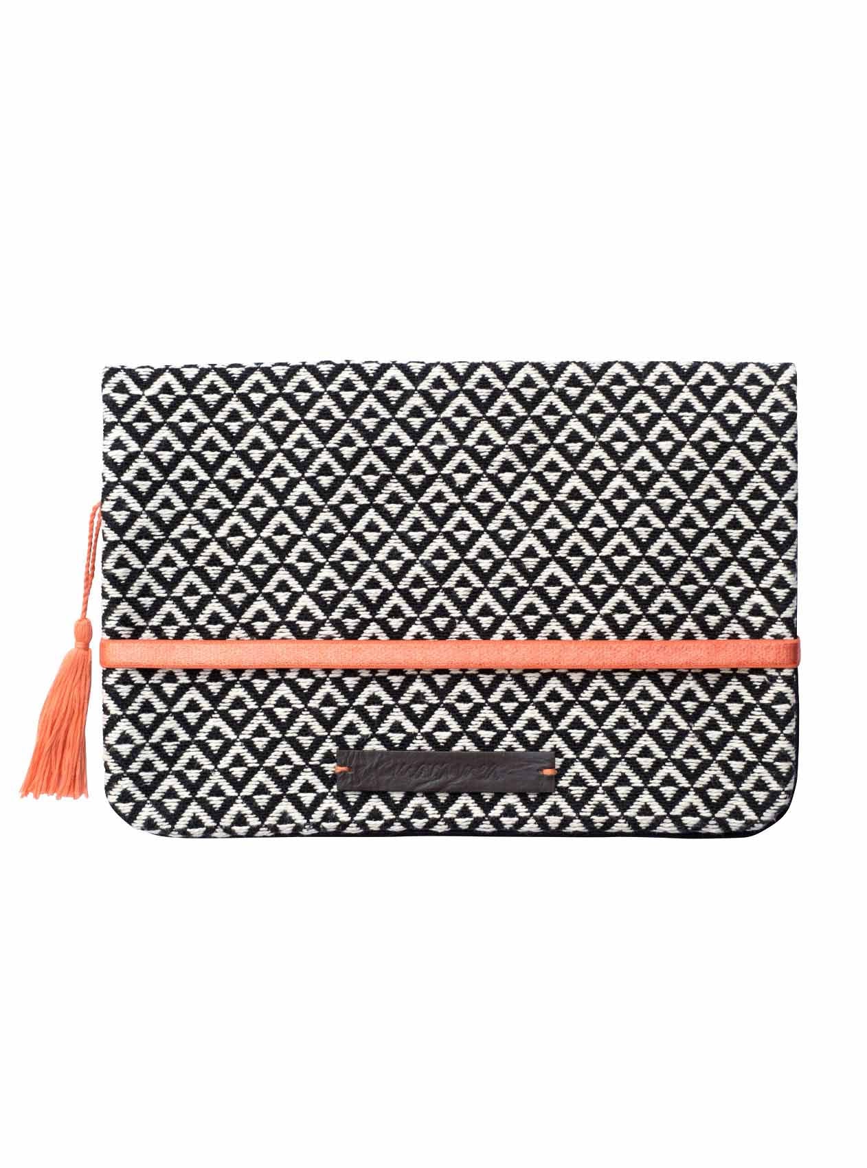Die Windeltasche street market von mara mea aus schwarz-weißem Webmaterial kommt mit peach farbenen Akzenten.