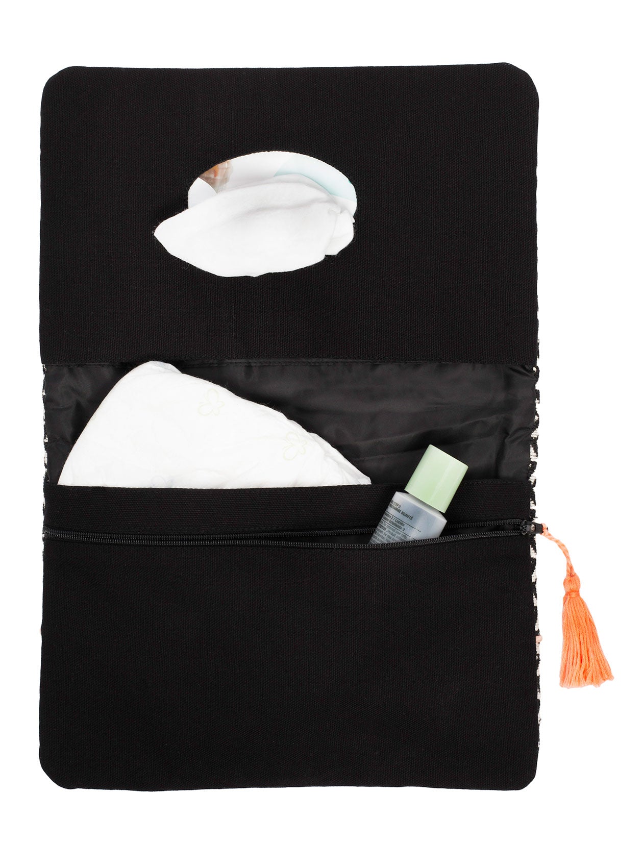 Während der Wickelzeit bietet die mara mea Windeltasche street market mit schwarz-weißem Muster viel Platz für die wichtigsten Wickelutensilien.
