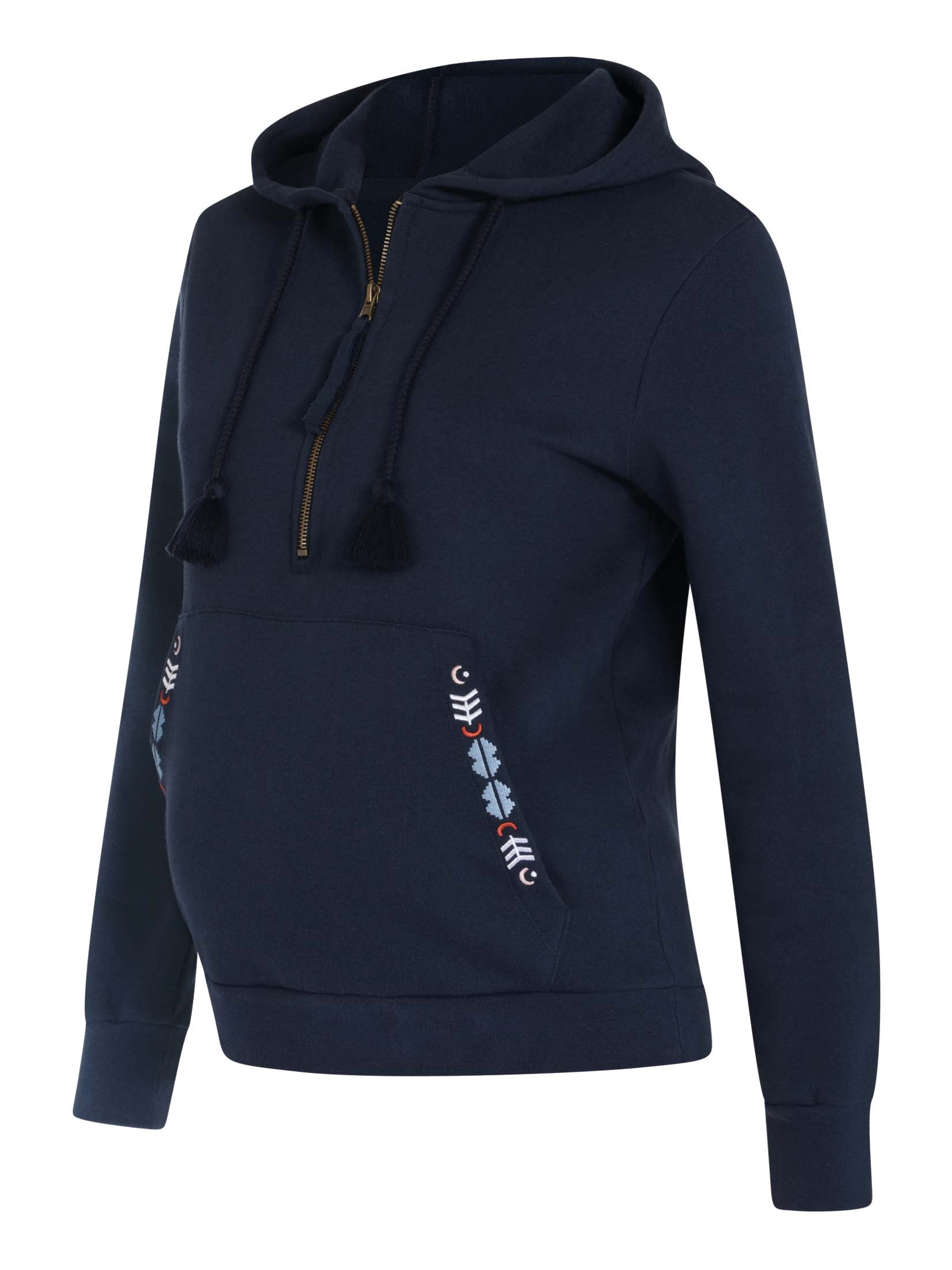 Der Umstands- und Stillpullover cozy days ist mit farblichen Stickereien und zwei Quasten ausgestattet, wodurch der Pullover seinen Boho-Style erhält.