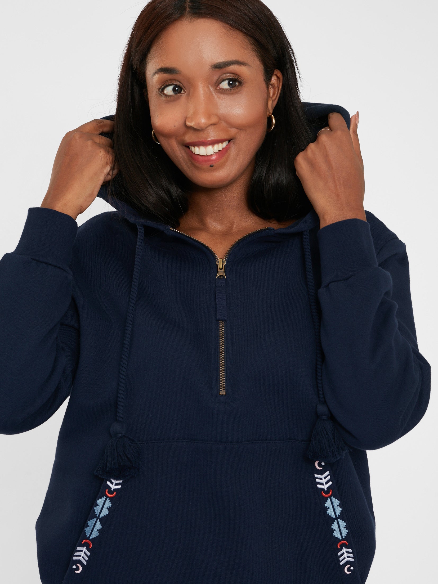 Der dunkelblaue mara mea Umstands- und Stillpullover cozy days hält deinen Babybauch wunderbar warm.