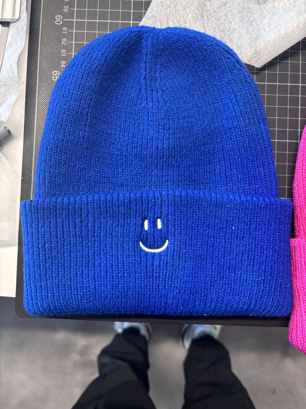 Unisex Beanie in Royalblau mit weißer Smiley Stickerei