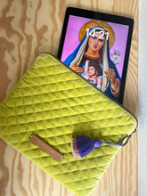 mara mea x Wolke Hegenbarth Tablet Tasche / Clutch good energy in Limettengrün I PRE-ORDER, LIEFERUNG NOV/DEZ