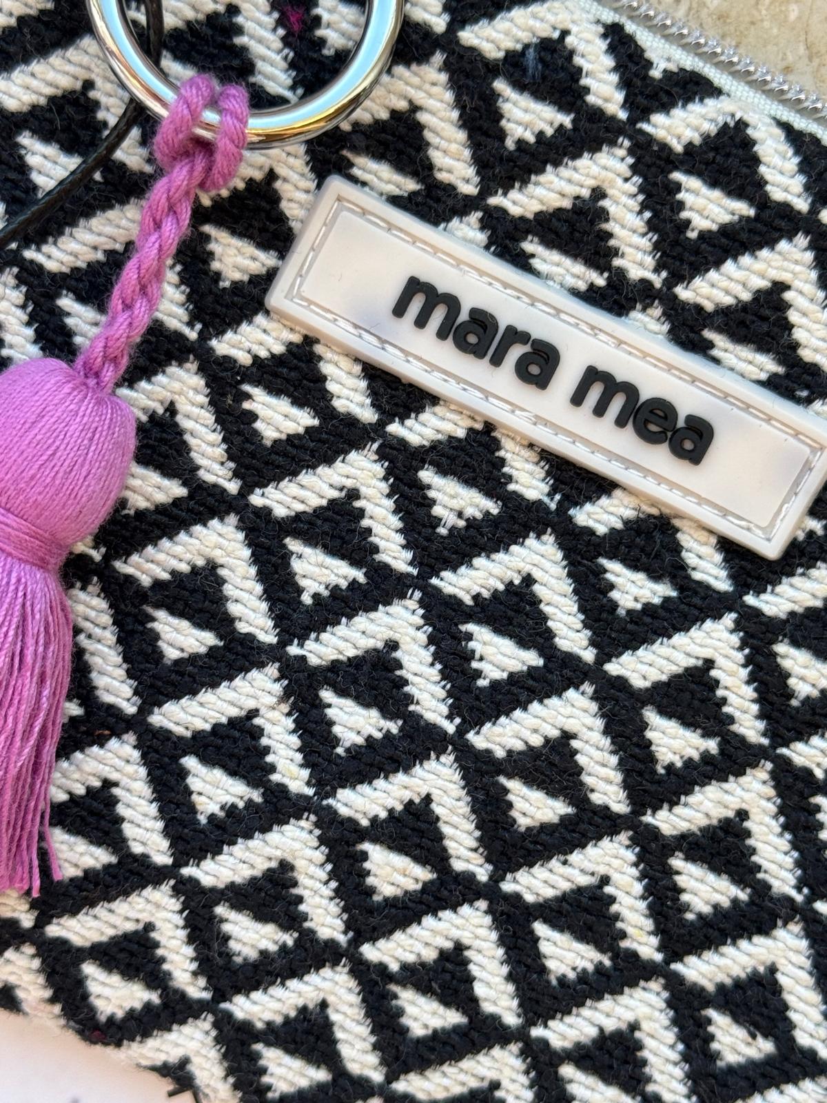 Nahaufnahme des mara mea Labels mit dunklen Flecken auf hellem Untergrund