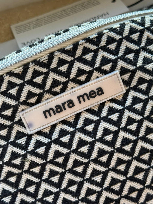 mara mea Label mit dunklen Flecken, schräg fotografiert