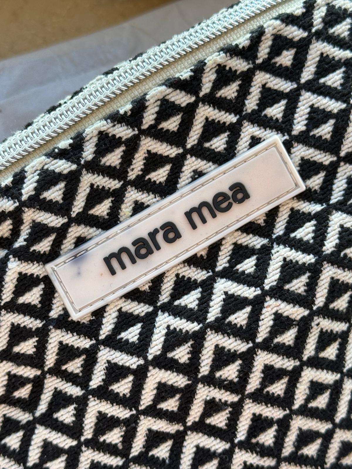 Dunkle Flecken auf dem hellen Untergrund des eingenähten mara mea Labels