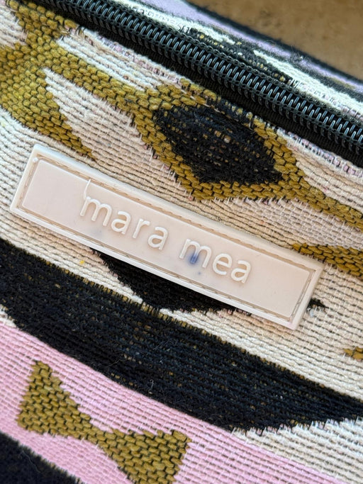 Nahaufnahme des mara mea Labels der cosmic crush mit kleinen dunklen Flecken
