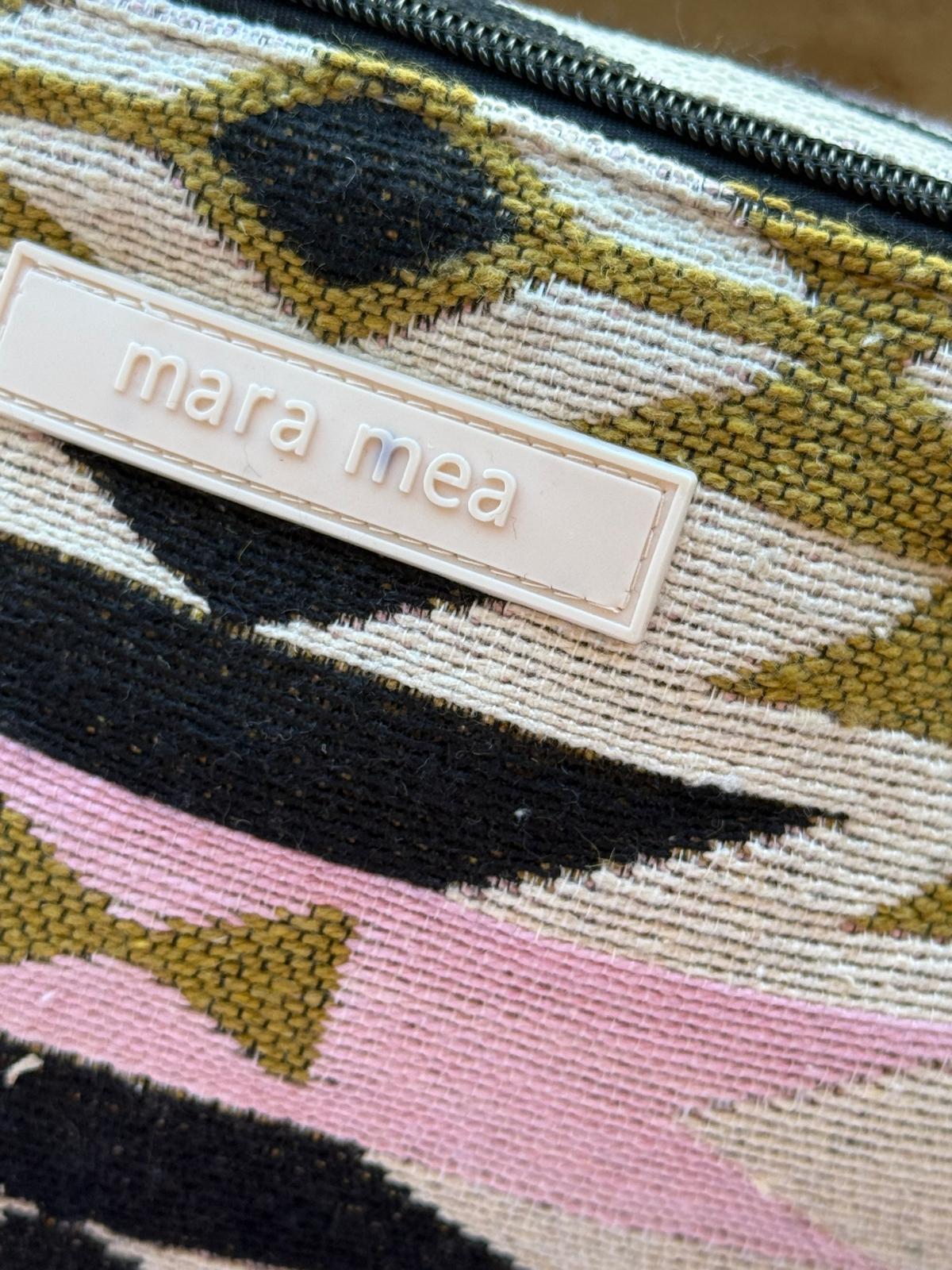mara mea Label auf dem gewebten Muster der cosmic crush, mit dunklen Flecken