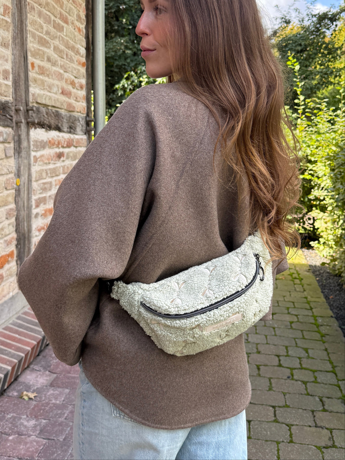 Mini Bauchtasche soft rebellion auf dem Rücken getragen, Teddystoff in Salbei
