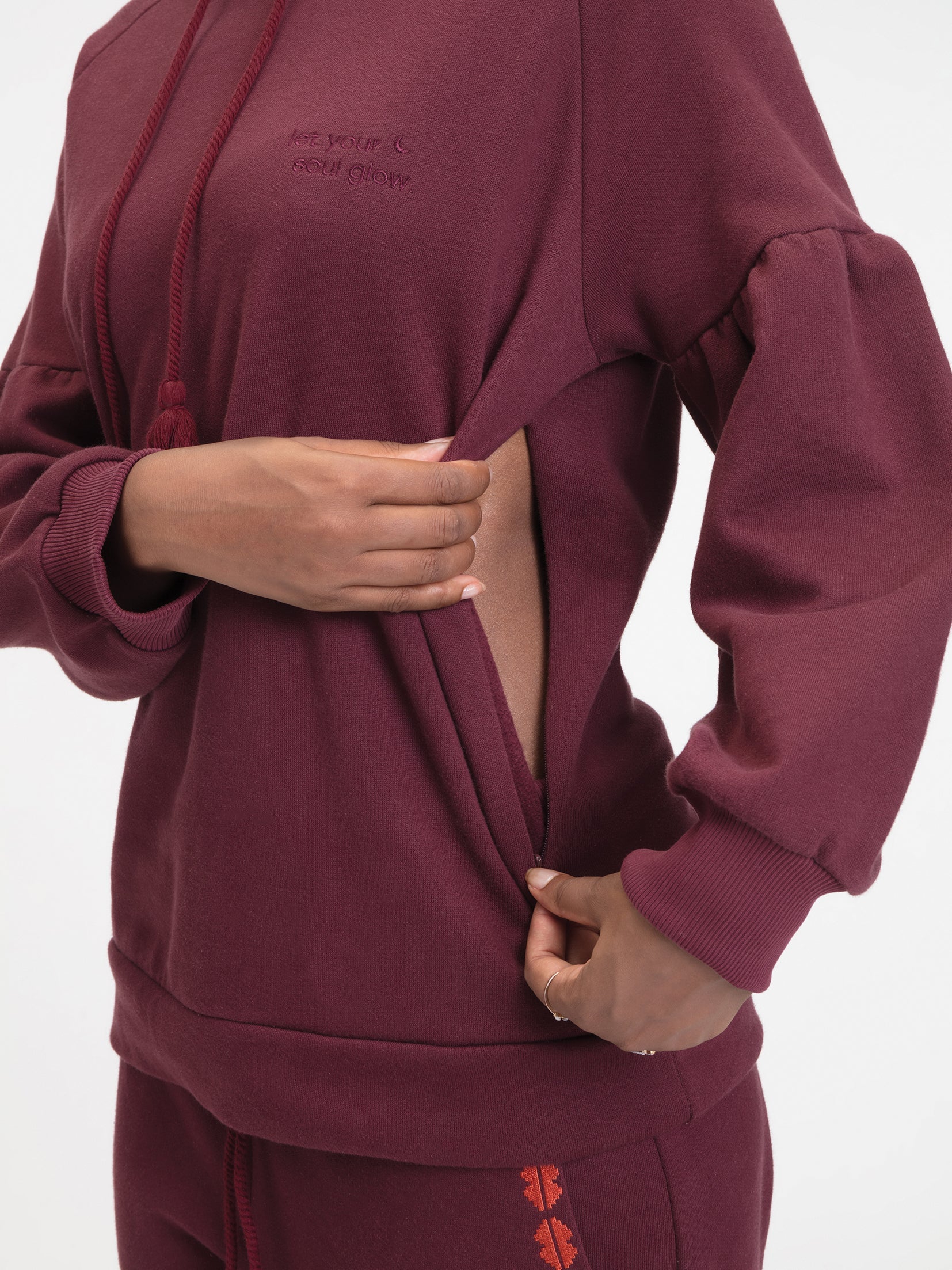 Der Umstands- und Stillpullover soulfully von mara mea verfügt über eine Bauchtasche mit zwei seitlichen Eingriffen welche als versteckte Stillfunktion dienen.