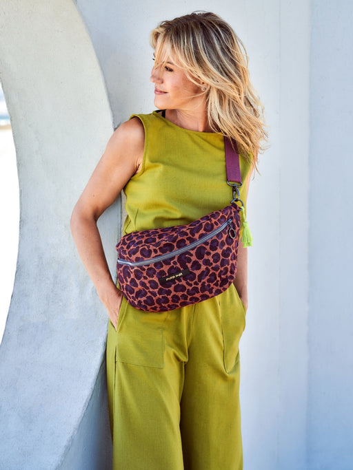 Maxi bum bag smitten with Leo Style