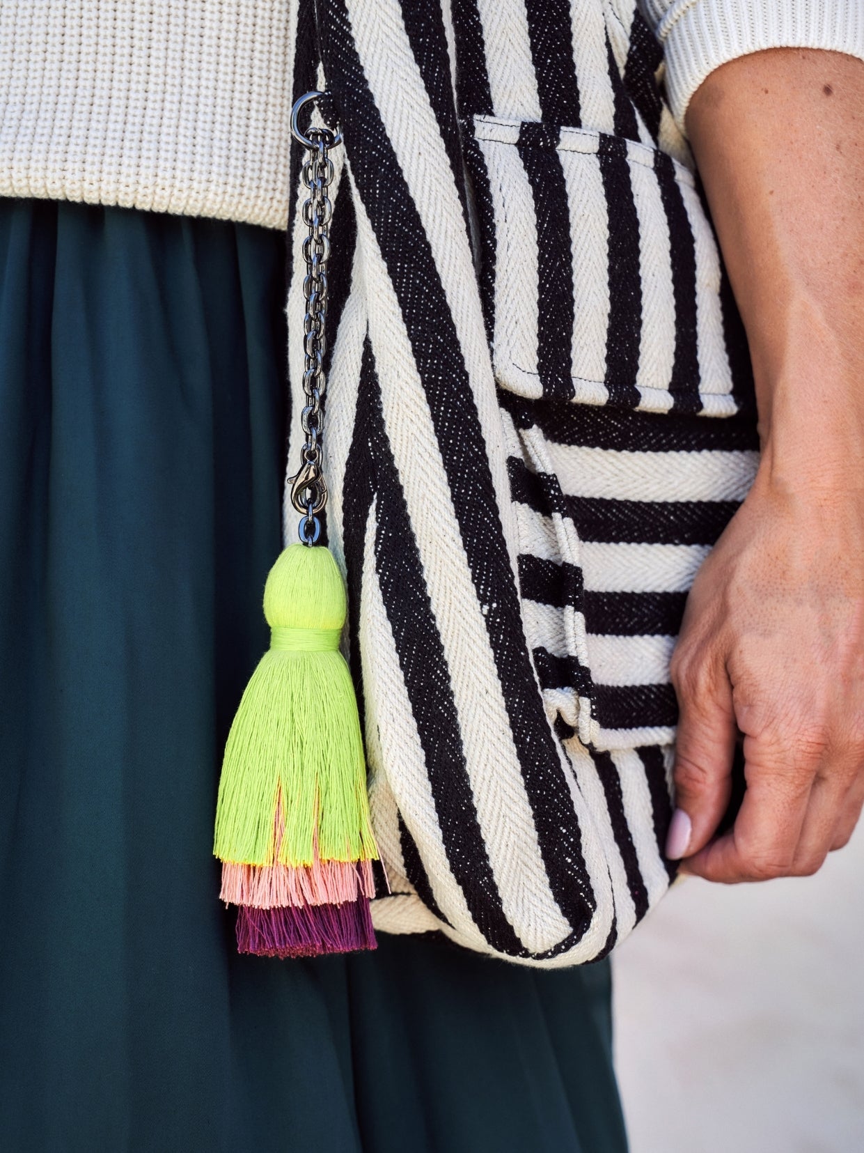 Shoulder Bag moving on Streifen