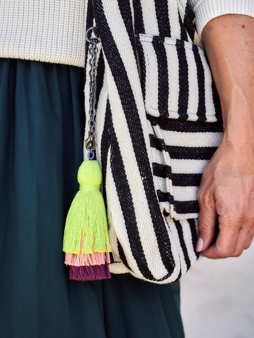 Shoulder Bag moving on Streifen