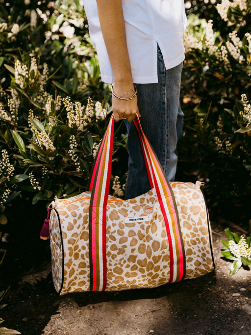 Weekender Travel Bag im beige brau Leolook mit bunt gestreiften Henkeln