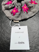 Oversized Scrunchie mara mea x Project Três I Grau mit Blumenstickerei