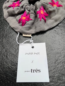 SAMPLE SALE I Scrunchie mara mea x Project Três I Grau mit Blumenstickerei I vom Umtausch ausgeschlossen