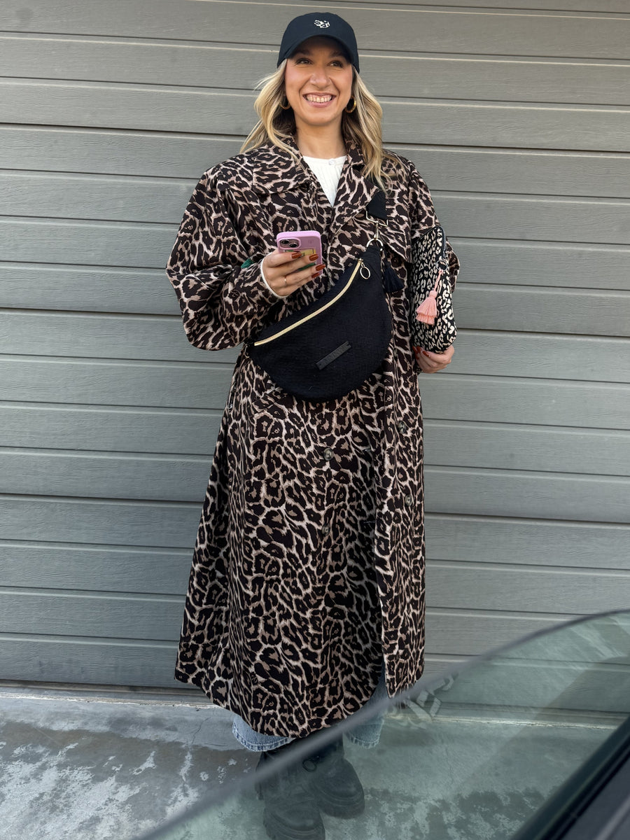 Midi Bum Bag berlin calling in Schwarz, getragen als Crossbody