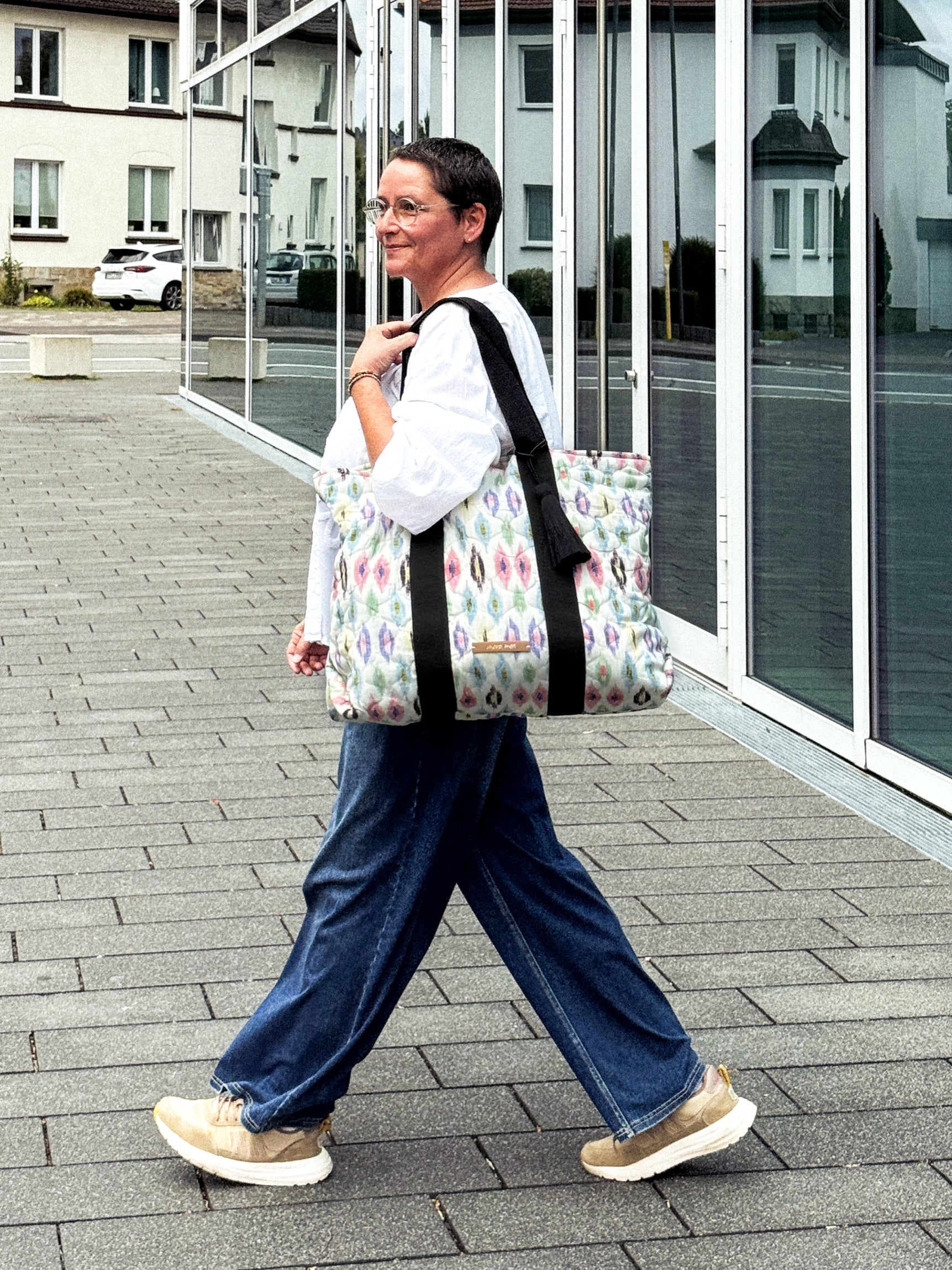 Großer Shopper von mara mea mit stylischem bunten Muster und schwarzen Tragegurten. Aus Baumwolle und Leinen.
