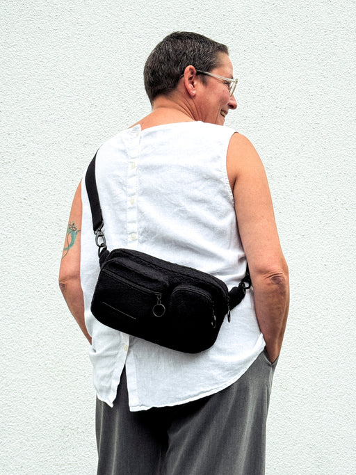 Schwarze Unisex Hip Bag all black von mara mea an Frauen Model getragen