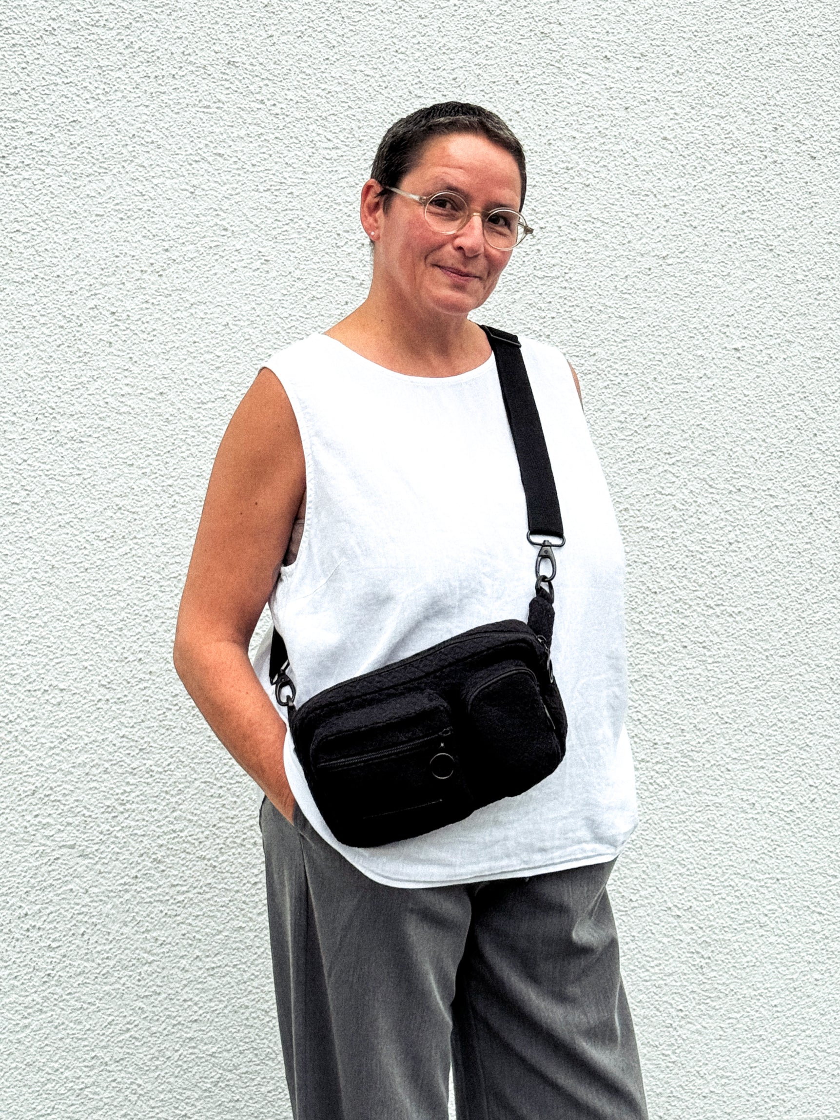 Hip Bag all black Schwarz mara mea an Model getragen