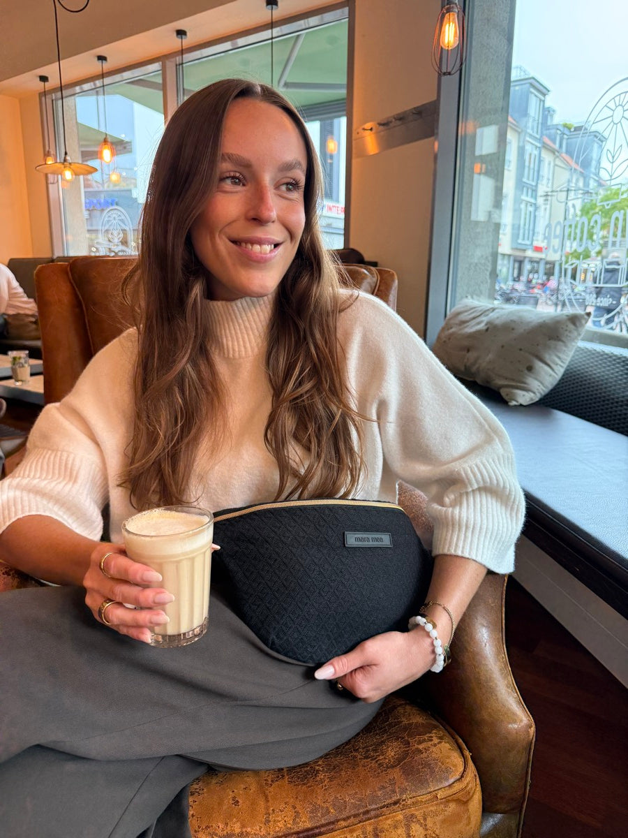 Frau im Café mit der schwarzen Midi Bauchtasche berlin calling