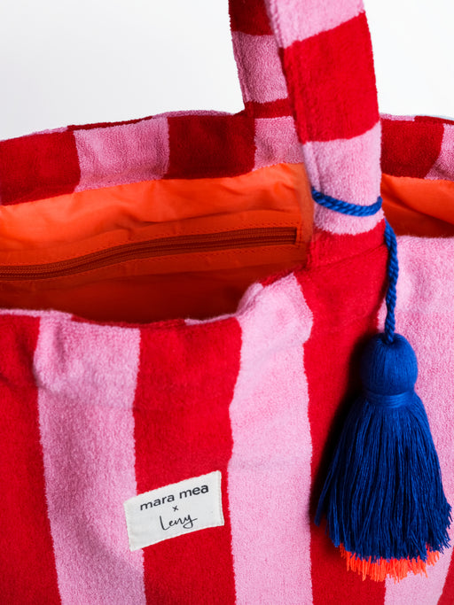 Geöffnete Frottee-Strandtasche in Rot und Rosa mit orangefarbenem Innenfutter und Reißverschlussfach