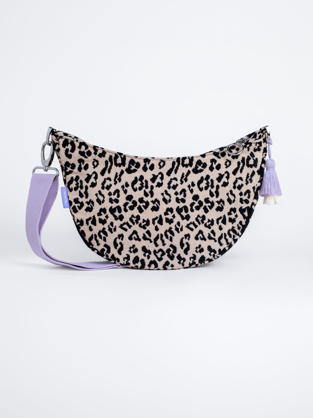 Moon Bag bloom wild mit schwarzem Leo auf Creme, fliederfarbenem Gurt und handgemachter Doppel-Tassel