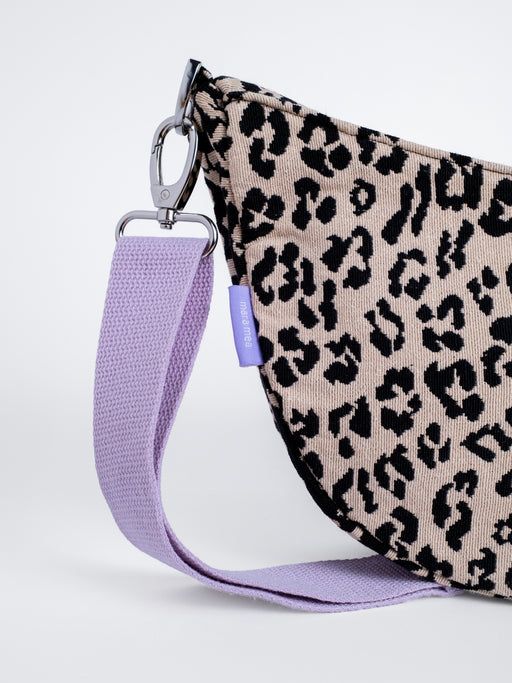 Detail der Moon Bag bloom wild mit Silber-Karabiner, fliederfarbenem Gurt und gewebtem Leo-Muster