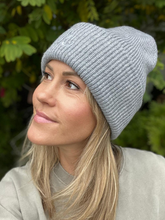 mara mea x Wolke Hegenbarth Beanie in Grau mit weißer Smiley Stickerei I PRE-ORDER