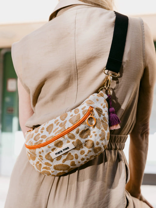 Crossbody Bag im Leoparden Muster mit veganem Label, Doppel Tassel und schwarzem Tragegurt zum abklipsen