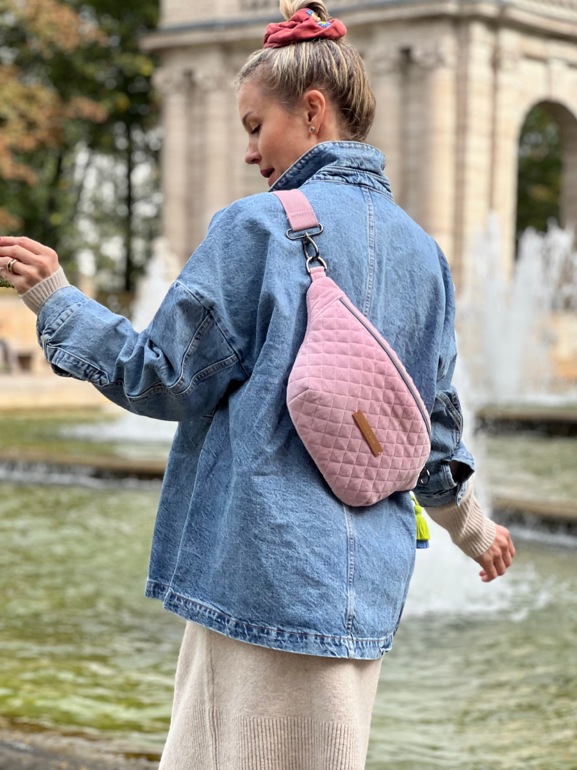 Rosafarbene Bauchtasche aus Samt mit Steppung an Ü40 Model Wolke Hegegetragen mit kurzen Haarenbarth 