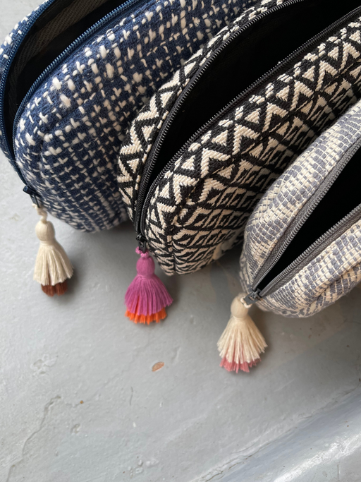 SAMPLE SALE I Cosmetic bag beautified in black/white patterned I non-returnable