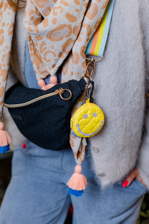Charm Bag smile & bloom am Karabiner der schwarzen Midi Bauchtasche berlin calling