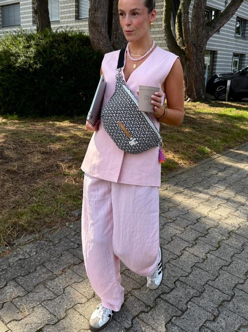 schwarz weiß gewebte Crossbody Bag von mara mea an Model im Office Look Crossbody getragen