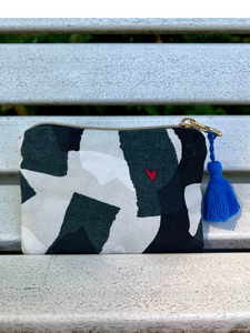 mara mea x Wolke Hegenbarth Tiny Pouch lovedrunk mit Muster Print in Schwarz/Weiß