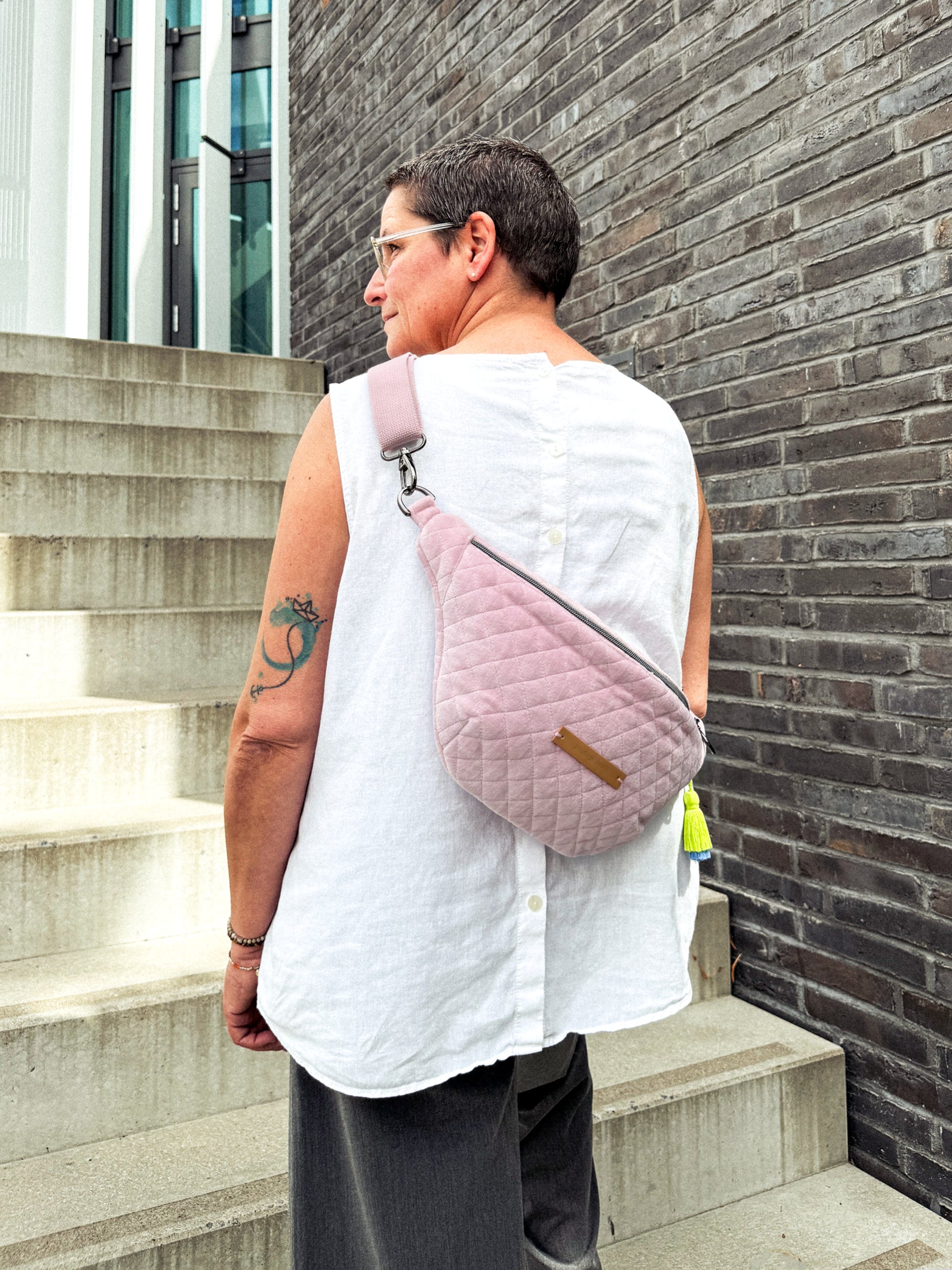 Bauchtasche in rosa mit knalliger Neon Quaste von mara mea aus Samt mit Steppung an Ü40 Model getragen