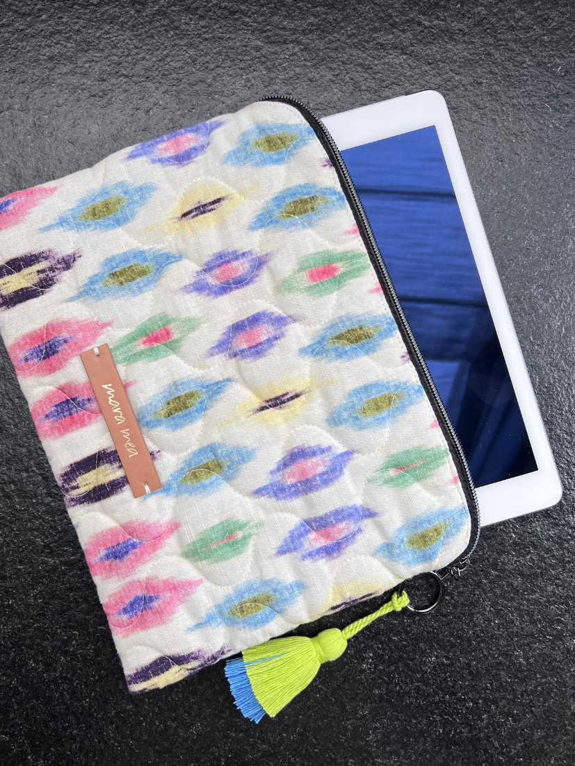 mara mea x Wolke Hegenbarth Tablet Tasche / Clutch never late mit Muster Print in Bunt I PRE-ORDER, LIEFERUNG NOV/DEZ