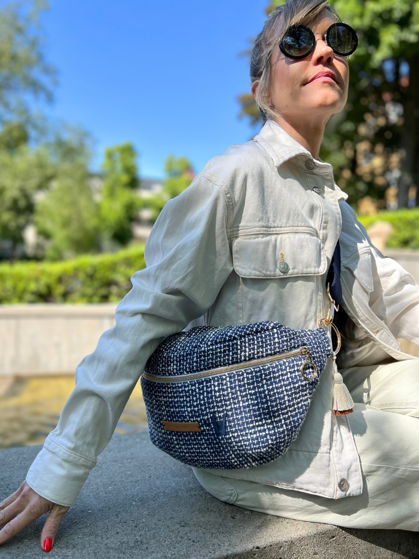 Maxi Bumbag in blau-weißem gemusterten Baumwoll/Leinen Stoff mit breitem Tragegurt und goldenen Details.