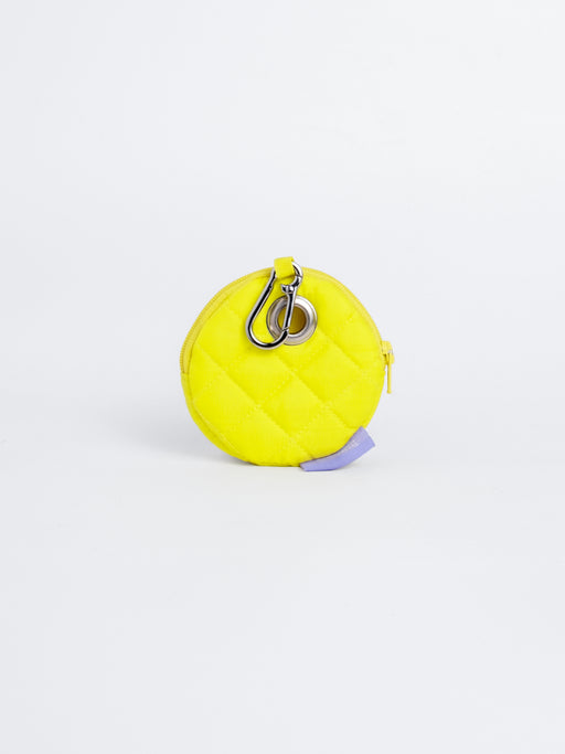 Rückseite der Charm Bag smile & bloom, gelb gesteppt, mit Silber-Öse und Karabiner