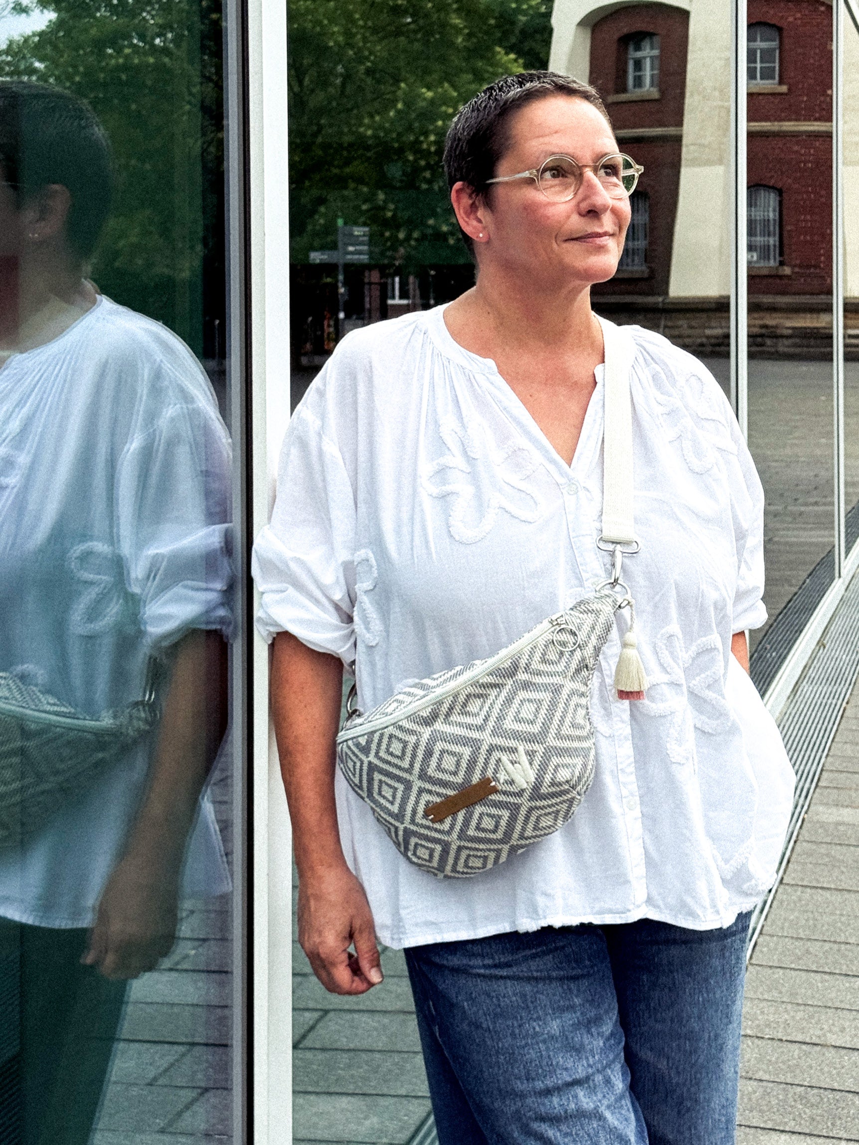Midager Frau mit blau-grau weißer Crossbody Bag von mara mea