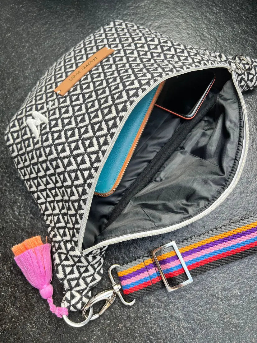 Bauchtasche in Schwarz und Weiß mit buntem Tragegurt und pinker Quaste