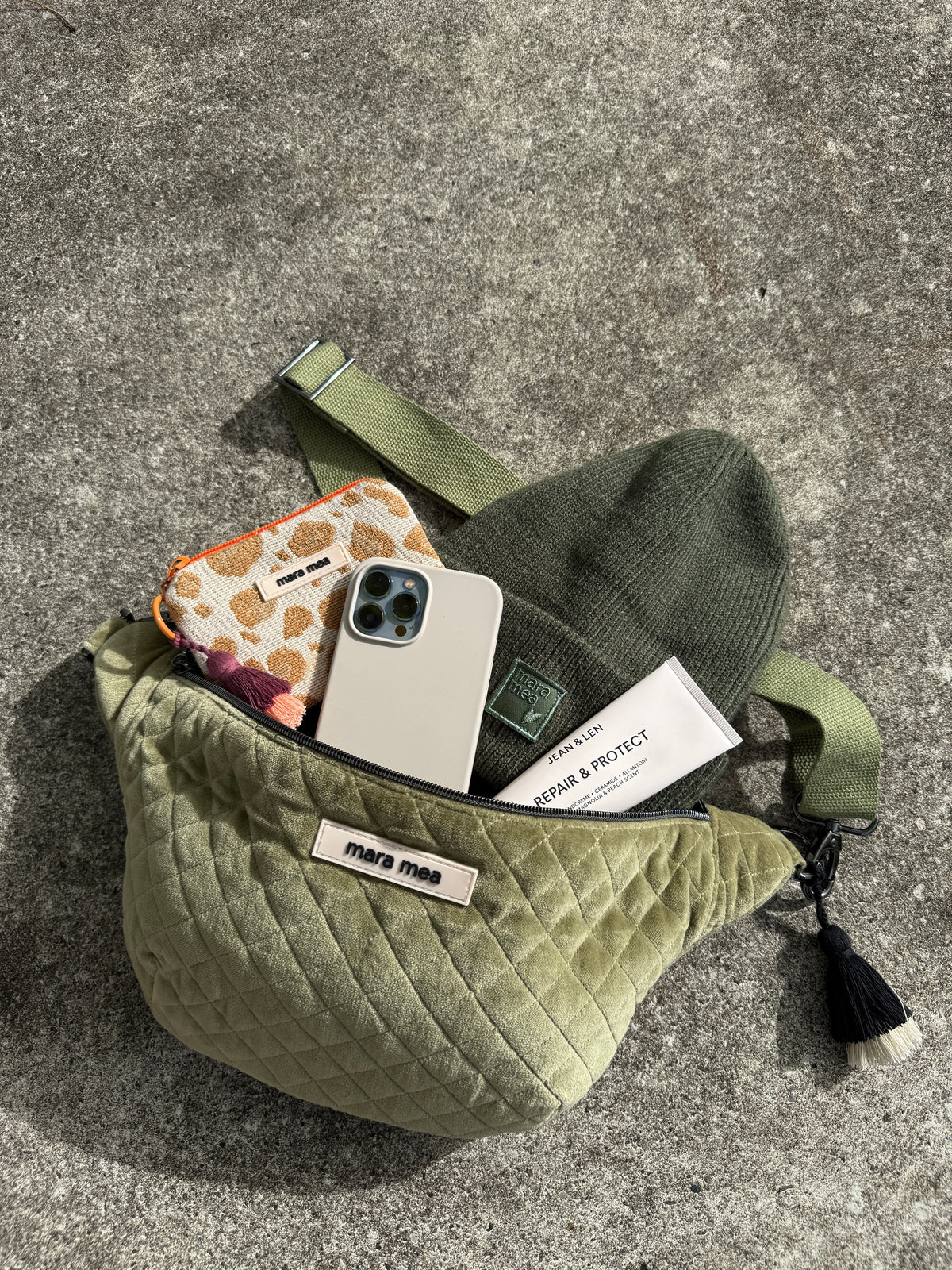Geöffnete Midi Bauchtasche holiday feeling mit Portemonnaie leo heart, Handy und Mütze