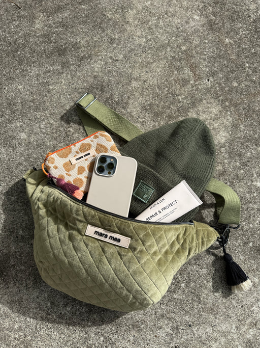 Geöffnete Midi Bauchtasche holiday feeling mit Portemonnaie leo heart, Handy und Mütze