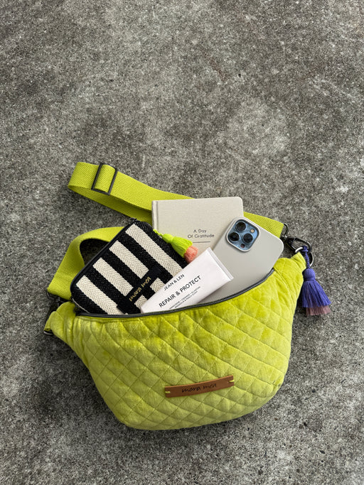 Geöffnete Midi Bauchtasche bold beauty mit gestreiftem Portemonnaie, Handy und Notizbuch
