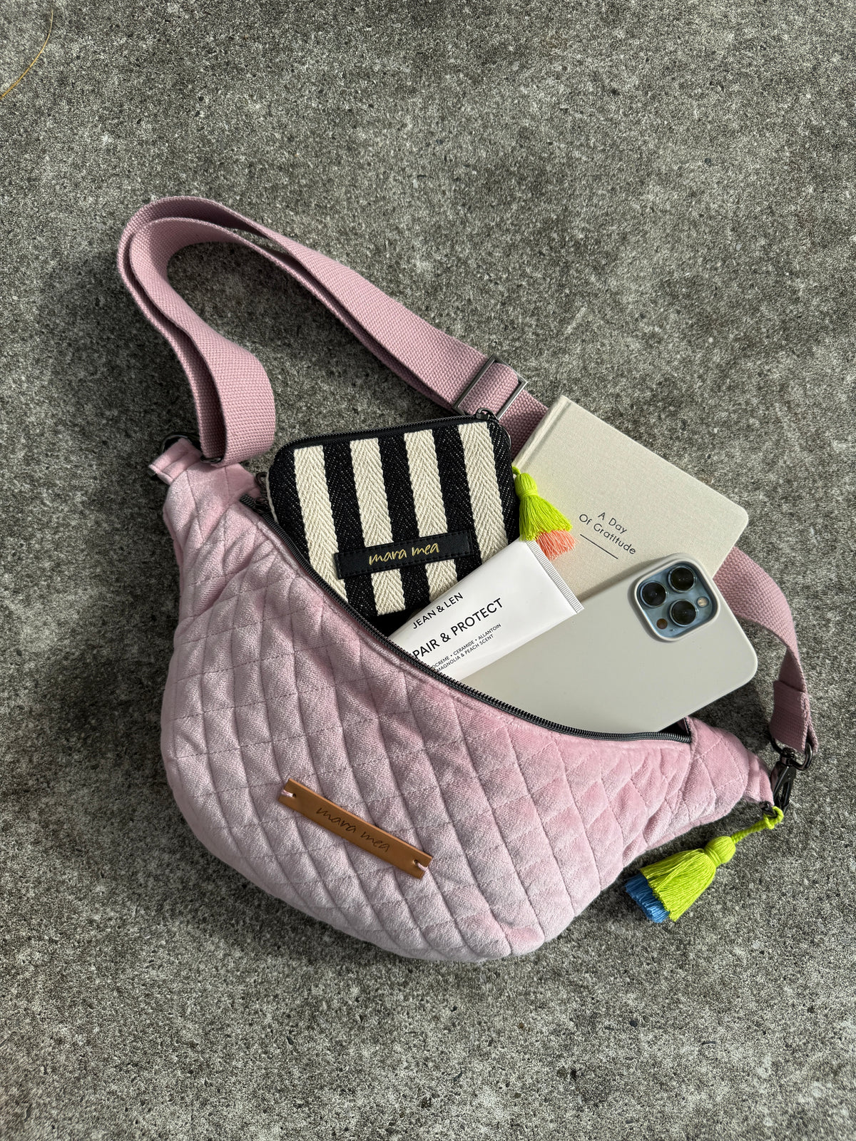 Geöffnete Midi Bauchtasche girls bestie mit gestreiftem Portemonnaie, Handy und Notizbuch