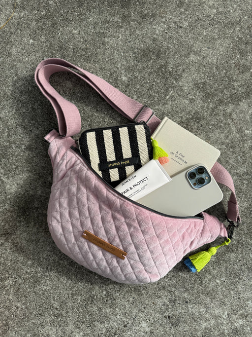 Geöffnete Midi Bauchtasche girls bestie mit gestreiftem Portemonnaie, Handy und Notizbuch