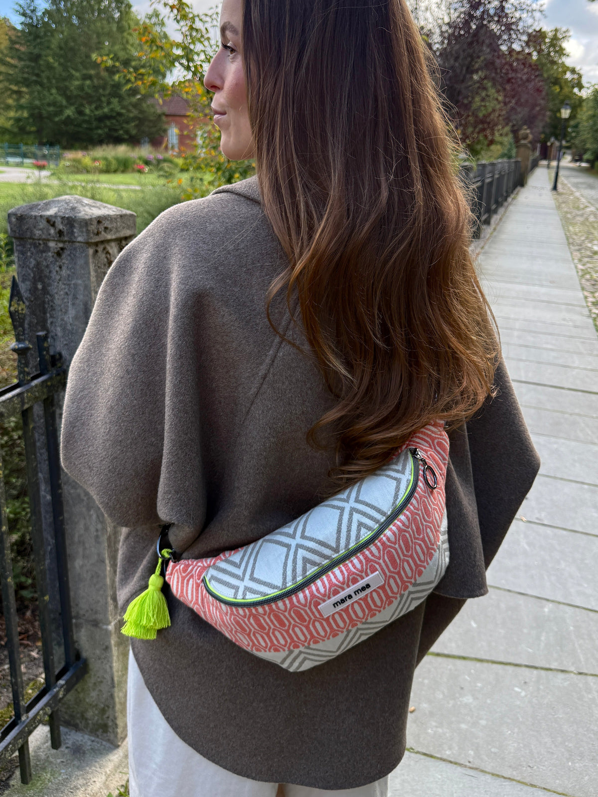 Midi Bauchtasche sun chaser auf dem Rücken getragen, mit neongelber Quaste