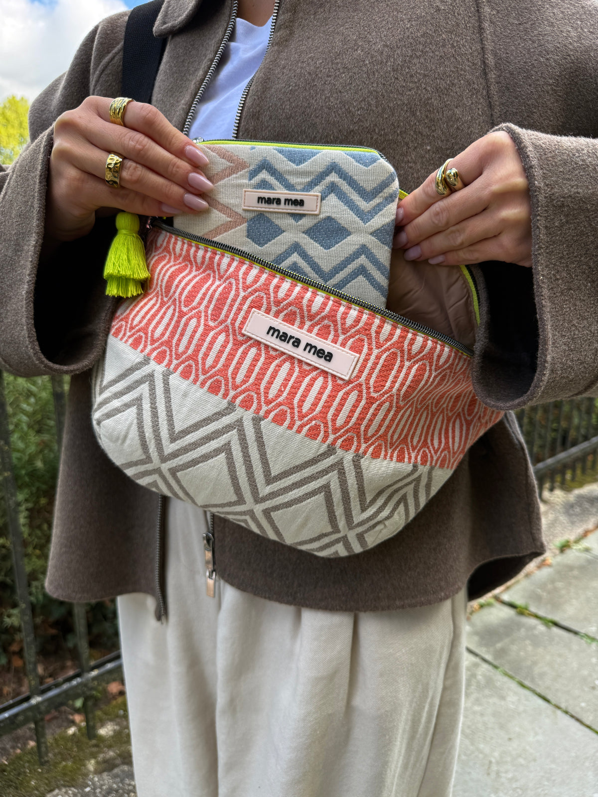 Geöffnete Midi Bauchtasche sun chaser, Frau holt das Portemonnaie finca vibes heraus